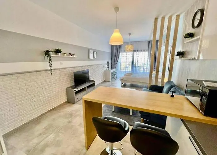 Caesars - Commodus Flat Апартаменты Trikomo